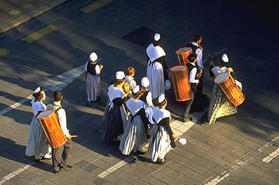 Folkloristischer Umzug in traditionellen Kostümen im Languedoc-Roussillon. Es ist ein typisches Fest im Languedoc