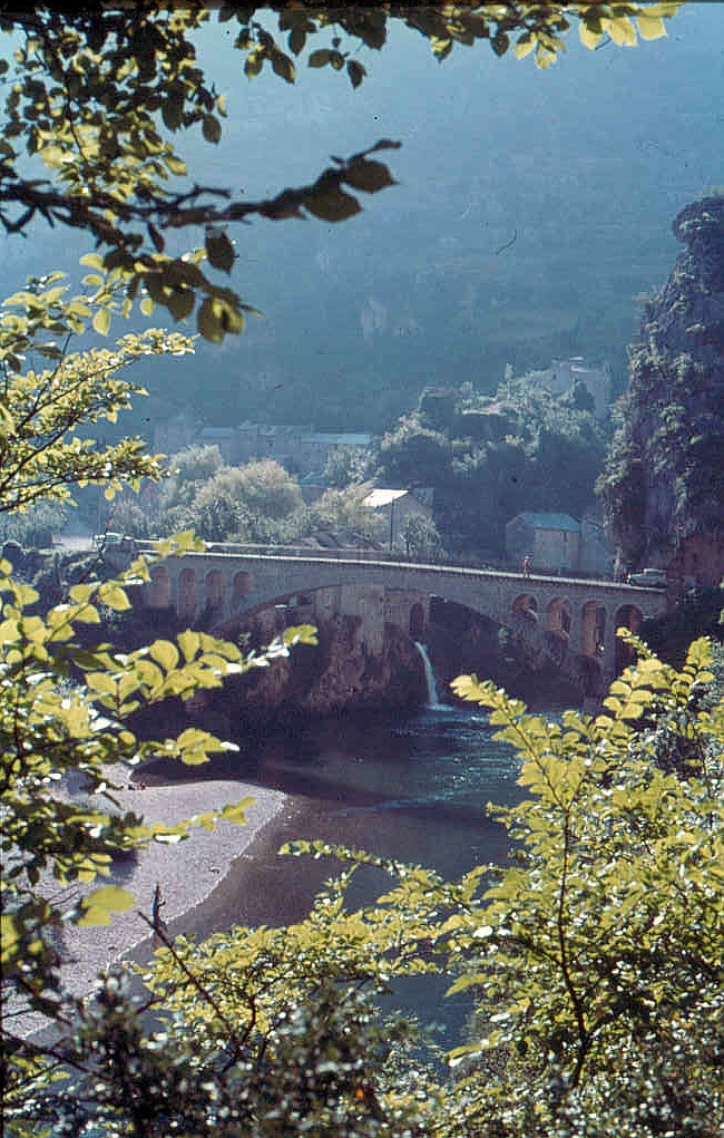 Die Gorges du Tarn mit dem Dorf Saint-Chély-du-Tarn in  Languedoc-Roussillon. Ein beeindruckender Blick auf das Tal.