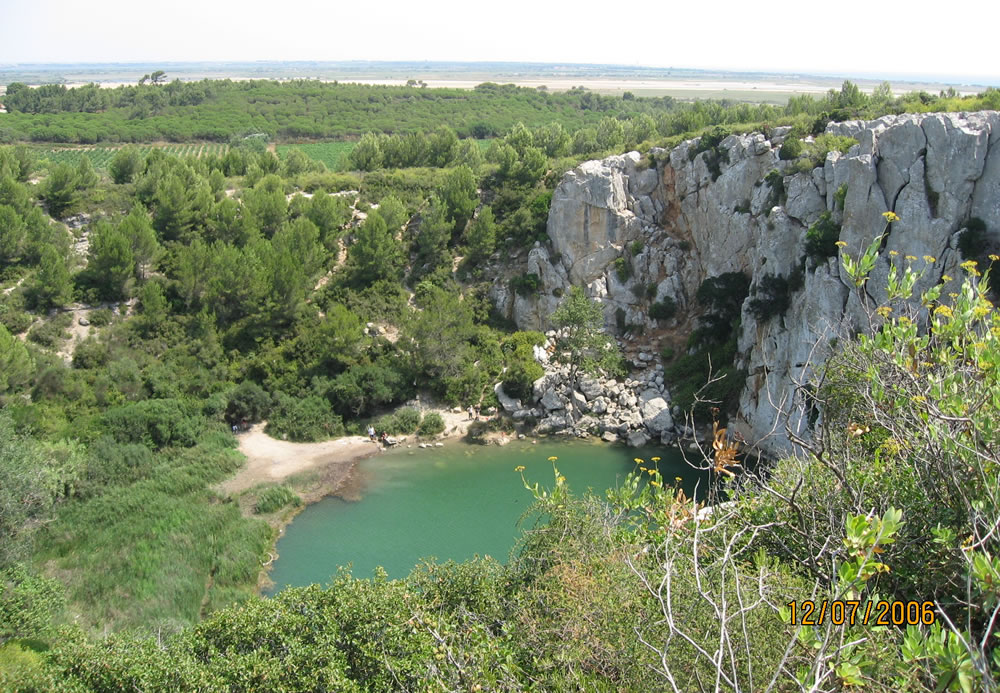 Der kleine See Gouffre de l'Oeil-Doux bei St-Pierre sur Mer ist gut versteckt und nicht leicht zu finden, dafür lohnt es sich aber.