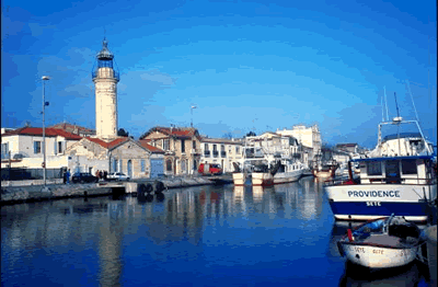 Idyllischer Seehafen in der kleinen französischen Stadt Aigues Mortes am Rand der Camargue. Liegeplätze für mittelgroße Boote.