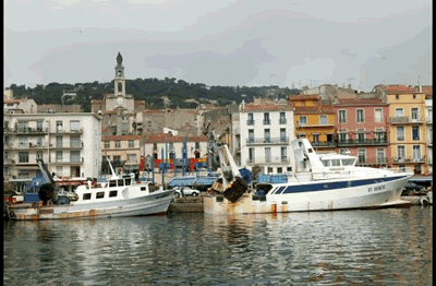 Der Hafen von Sète in Languedoc-Roussilon, Fankreich. Ein beliebter und bekannter Badeort, Sète wird auch als das kleine Venedig des Languedoc bezeichnet. 