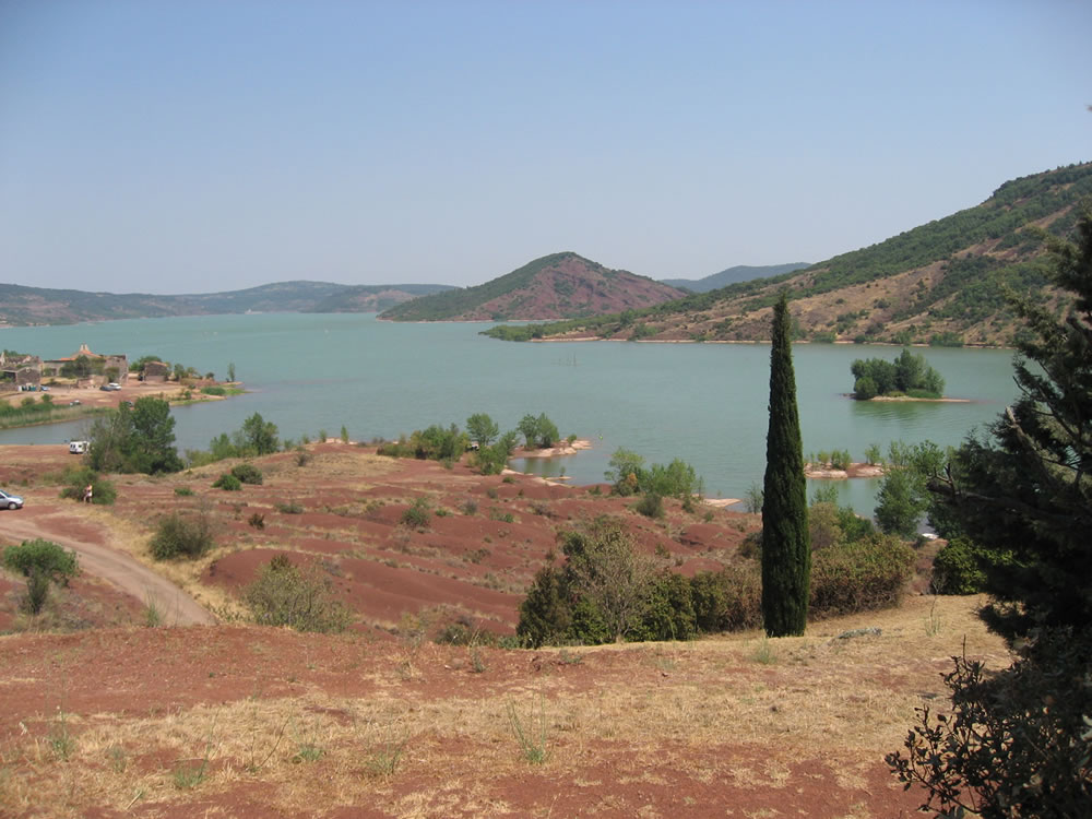 Der französische Stausee Lac du Salagou liegt inmitten des Département Hérault mit Blick auf Celles