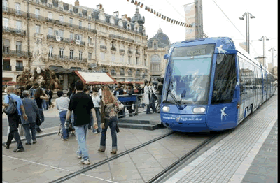 Straßenbahn in Montpellier am Place de la Comédie. Der Platz ist der zentrale Punkt in Montpellier, in der Mitte des Platzes befindet sich ein Brunnen