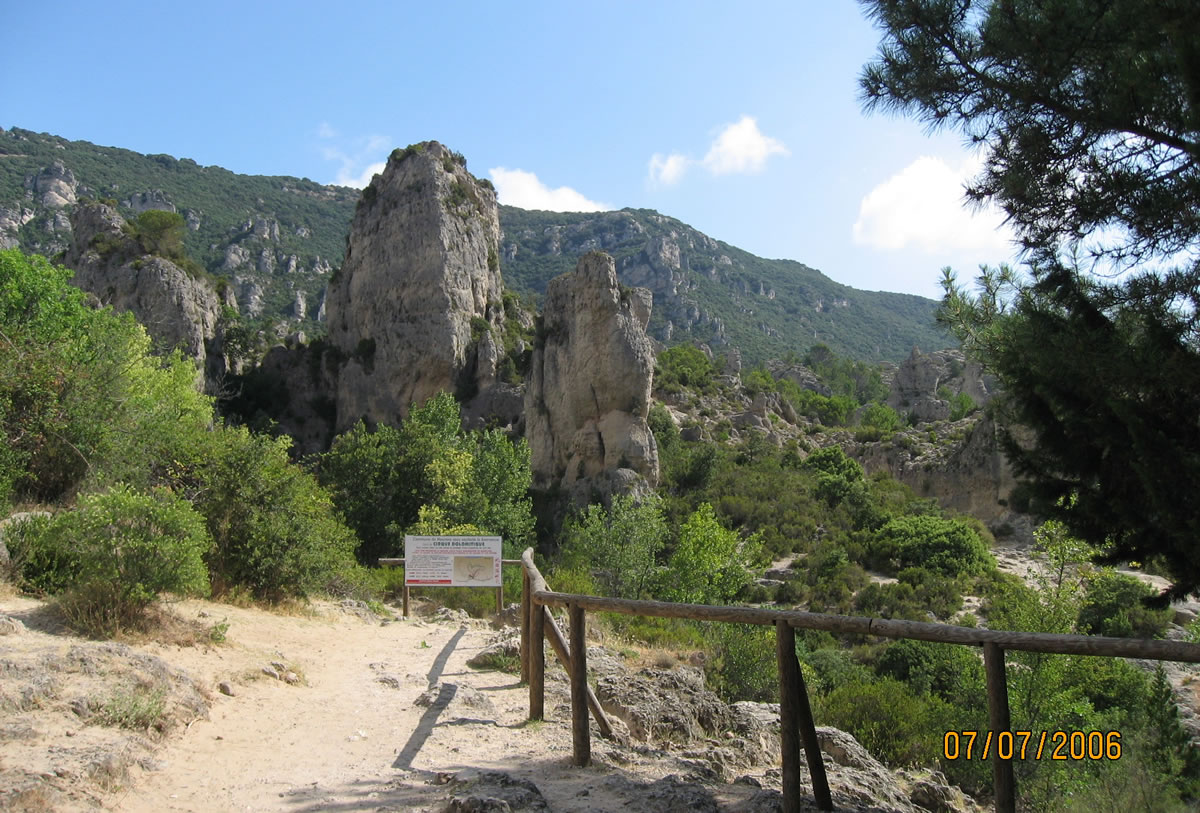 Cirque de Mourèze, Dolomitensteine und verwitterte Kalksteinfelsen die kurios und wie eine Ruinenlandschaften aussehen.