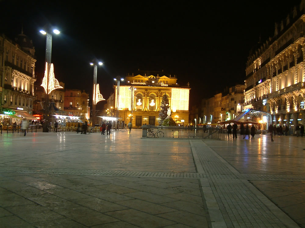 Im historischen Zentrum Montpelliers, befindet sich der groß angelegte Place de la Comédie mit seinen Prachtbauten