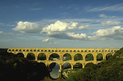 Römische Aquäduktbrücke. Der Pont du Gard ist eine der am besten erhaltenen Wasserkanäle aus der Römerzeit.