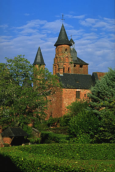 Im Zentrum von Collonges la Rouge ragt die im 15. Jahrhundert erbaute Kirche Saint-Pierre mit ihrem Turm und dem Wachturm empor. 