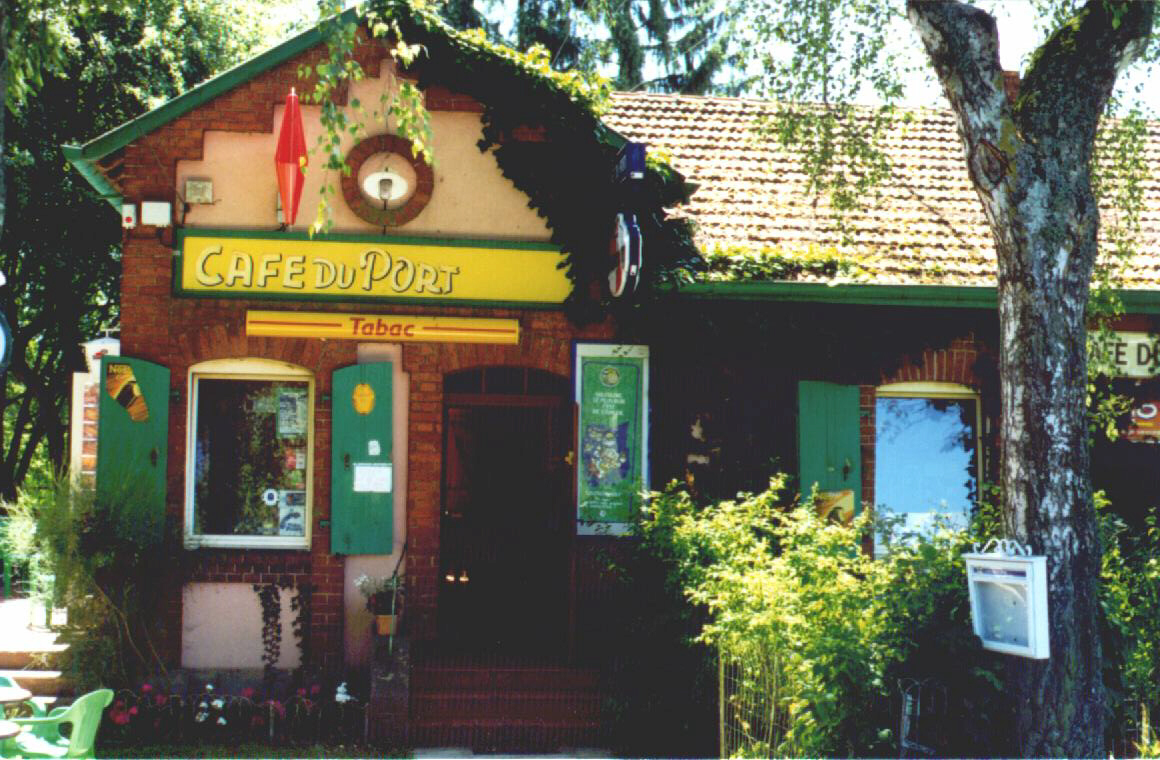 Das Café du port in Mittersheim, Lothringen. Von hier aus starten viele Hausbootfahrten von Mittersheim bis Saverne