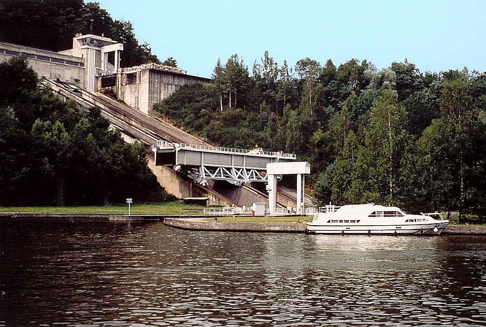 Das Schiffshebewerk Saint-Louis/Arzville, ein Schrägaufzug der einen Höhenunterschied von 44,55 m überwindet. 