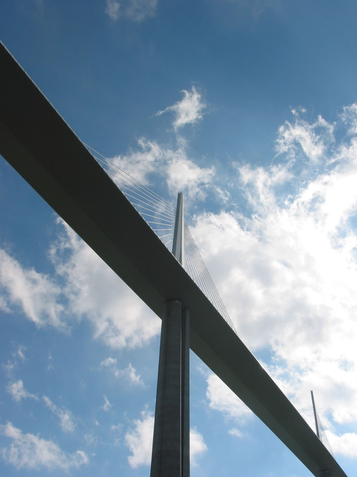 Die Brücke von Millau ist mit 2460 Metern die längste Schrägseilbrücke der Welt. Es gibt auch Aussichtspunkte von der man die Brücke betrachten kann