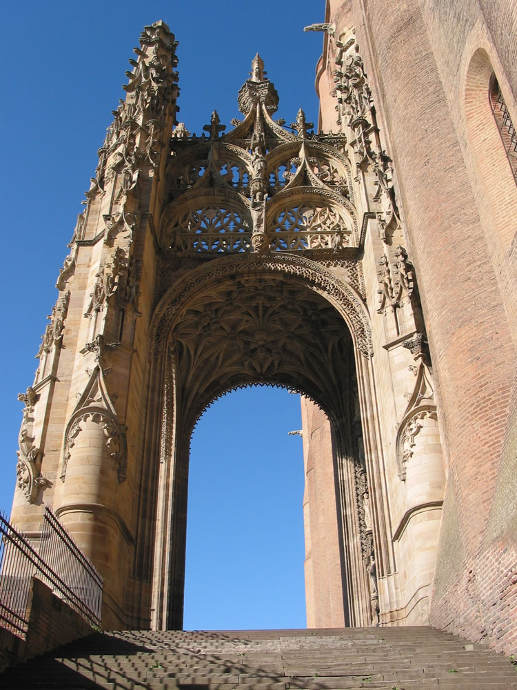 Die römisch-katholische Kathedrale Sainte-Cécile liegt in Albi, Frankreich und ist eine der größten Backsteinkirchen der Welt