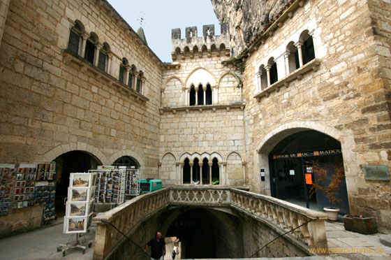 Rocamadour, eine kleine französische Gemeinde, liegt im äußersten Nordwesten der Region Midi-Pyrénées. Auf dem Gipfel befindet sich eine Burg.