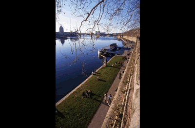 Die Garonne ist ein 647 km langer Fluss in Südwest-Frankreich. Der Fluss fließt durch Toulouse nach Bordeaux, wo er dann wenig später in den Atlantik mündet