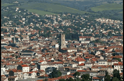 Luftansicht über die Stadt Millau in der Region Midi-Pyrénées. Die Sehenswürdigkeiten in Millau sind u.a. die Schluchten von Tarn, Dourbie und Jonte