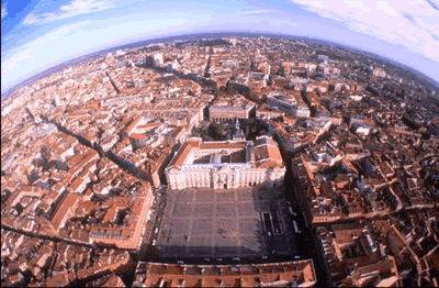 Toulouse aus der Luft, jetzt sieht man besonders gut, dass die meisten Bauwerke rote Ziegelsteine besitzen, daher auch der Name: la ville rose 