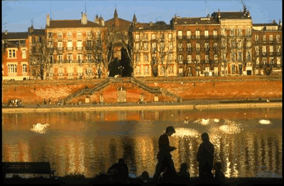 Bei abendlicher Frühjahrsonne am Flussufer der Garonne in Toulouse. Ein wunderschöner Blick auf die Häuserfront am gegenüberliegenden Ufer. 