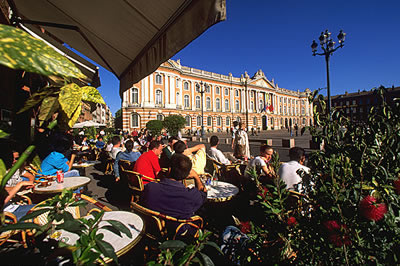 Die Sehenswürdigkeiten in Toulouse zu besichtigen kann anstrengend werden, da ist eine Pause in einem Café in Toulouse genau das richtige.