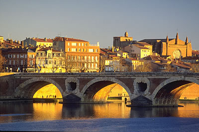 Blick auf Toulouse bei Sonnenuntergang. Toulouse (la ville rose - rosarote Stadt) liegt im Süden von Frankreich am Fluss der Garonne.