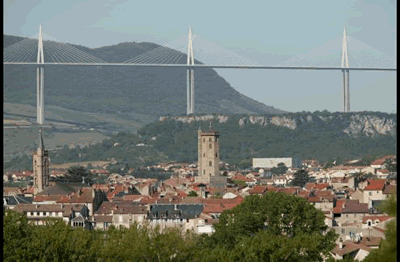  Die A75 geht über das Viadukt von Millau und führt über die Tarn. Die Schrägseilbrücke hat eine Länge von 2460 Meter und damit die längste der Welt.