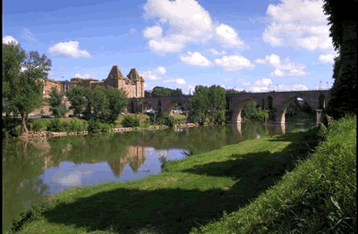 Blick auf Montauban am Fluss Tarn, eine kleine französische Stadt in der Region Midi-Pyrénées.