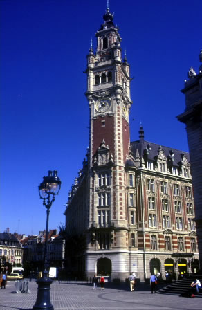 Das Rathaus und Rathausturm von Lille. Der 104 Meter hohe Turm überragt Lille und ermöglicht einen herrlichen Ausblick.