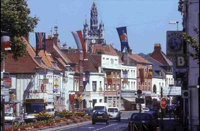 Wahrzeichen der Stadt ist der Turm Belfried. Früher diente dieser zunächst als Wachturm. Mit seinen 62 Glocken ist es eines mit der größten Europa.