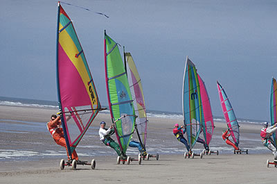 Windsurfen am Strand in Frankreich. Nur etwas für Menschen mit Erfahrung