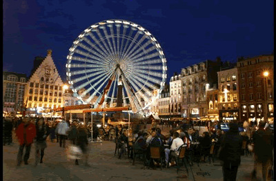 Auf dem Marktplatz in Lille steht zu Weihnachtszeit ein großes Riesenrad. In der Dunkelheit erstrahlt es und ist ein toller Blickfang. 