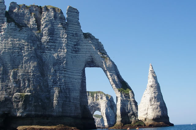 Der Kreidefelsen von Etretat bietet Besuchern eine grandiose Szenerie. Maler, Schriftsteller und Filmemacher waren ebenso von der Felsformation beeindruckt