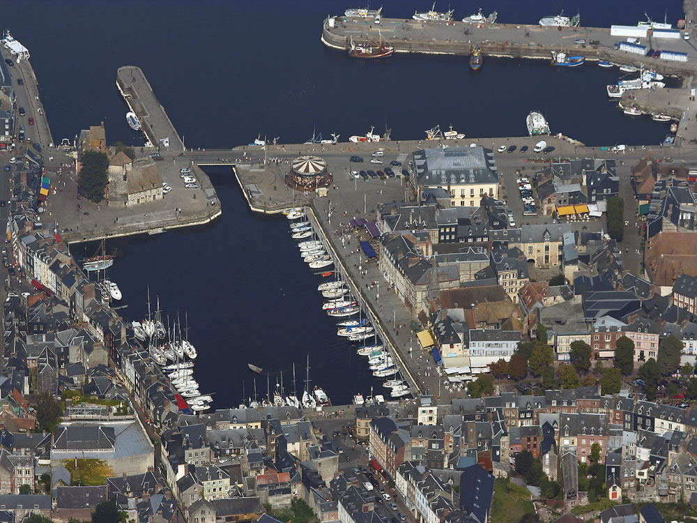 Honfleur ist eine kleine Hafenstadt, sowohl vom Meer und Flüssen umgeben.