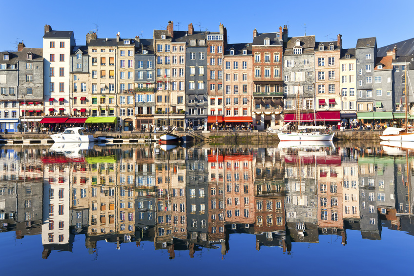 Der malerische Hafen von Honfleur in der Bretagne, Frankreich. Auch heute noch stehen Maler am Kai von Honfleur um das Panorma zu zeichnen