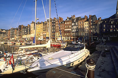 Honfleur ist eine malerische Hafenstadt an der Côte fleurie. Die traditionsreiche Hafenstadt zählt zu den schönsten Orten der Normandie. 