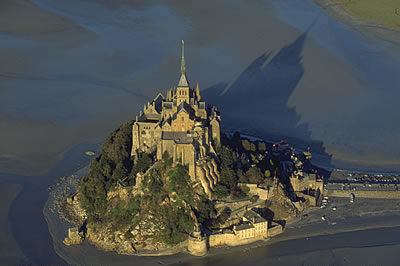 Der Mont Saint Michel ist das bekannteste Wahrzeichen in der Normandie