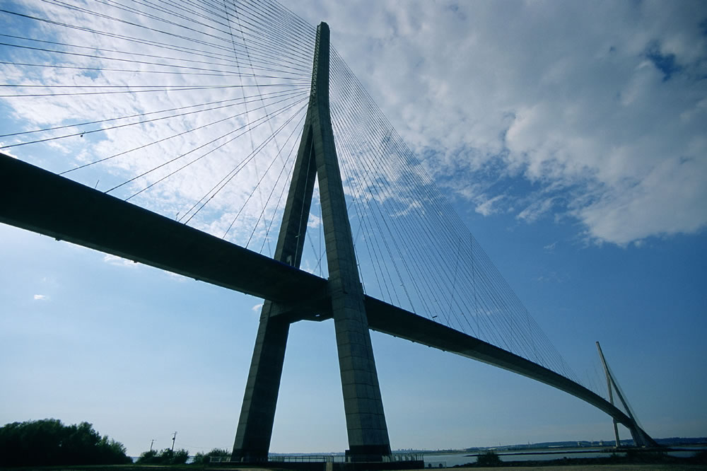 Die Pont de Normandie überquert die Seine-Mündung, zwischen Honfleur und Le Havre. Sie ist eine der längsten Schrägseilbrücken der Welt.