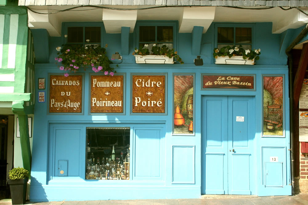 La Cave du Vieux Bassin. Ein Spezialitäten Laden in Honfleur, Calvados