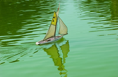 Im Schlosspark Jardin du Luxembourg kann man auf dem kleinen See seine Miniatur Segelbote fahren lassen.