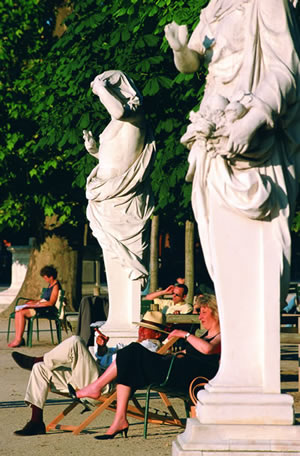 Entspannen im Jardin des Tuileries. Der ehemalige Schlosspark Jardin des Tuileries ist im französischen Stil gehalten.