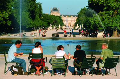 Gemütliches beieinander sitzen im Schlosspark Jardin des Tuileries. Die Parkanlage erstreckt sich vom Place de la Concorde bis zum Louvre