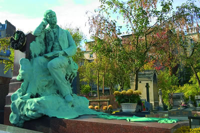 Der Cimetière Père Lachaise ist heute als größter Friedhof in Paris eher eine Kult- und Grabstätte. Er wurde von Alexandre-Théodore Brongniart gestaltet.