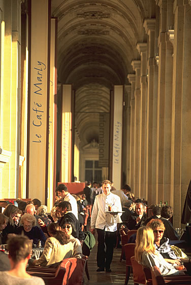 Das Café Marly in Paris. Beste Lage im Innenhof zum Louvre. Sie haben einen herrlichen Blick über die Glaspyramide