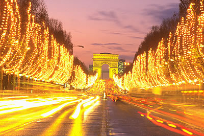 Die Champs Elysées in der Abenddämmerung zur Winterzeit. Am Ende sieht man schon den Triumphbogen.  