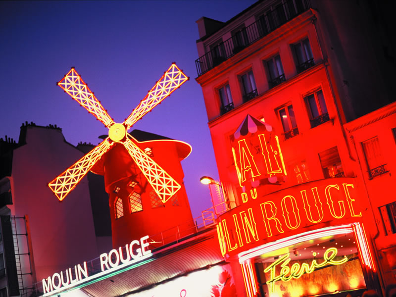 Das Moulin Rouge (Rote Mühle) ist das bekannteste Varieté in Paris. Weltberühmte Showgirls und Cancan-Tänzerinnen auf den historischen Bühnenbrettern