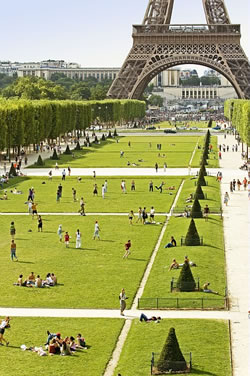 Blick auf den Eiffelturm und den Park im Sommer. Schönes Wetter lädt zum verweilen am Eiffelturm, Paris ein.