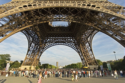 Der Eiffelturm ist eines der beliebtesten Sehenswürdigkeiten in Paris. Täglich strömen hunderte Urlauber zum Eiffelturm