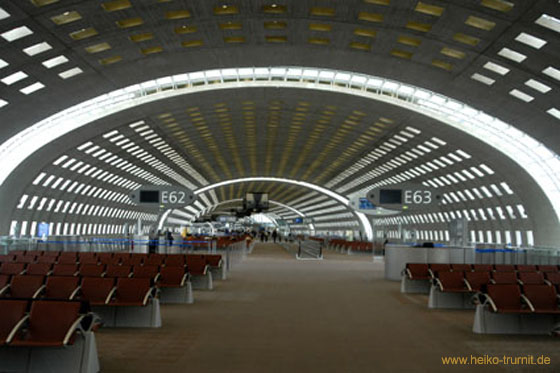 Der Pariser Flughafen Charles de Gaulle. Der Flughafen ist größer als der Flughafen Paris-Orly. Er liegt etwa 26km von Stadtzentrum in Paris entfernt