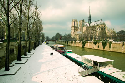 Paris im Winter ist ebenso einen Besuch wert wie im Sommer. An kalten Abenden kann man gemütlich durch Paris schlendern.