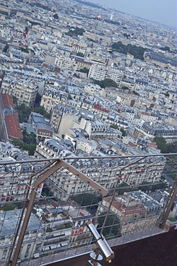 Der Blick vom Eiffelturm über Paris. Von hier hat man einen beeindruckenden Rundum Blick über die Stadt Paris und seine Stadtviertel