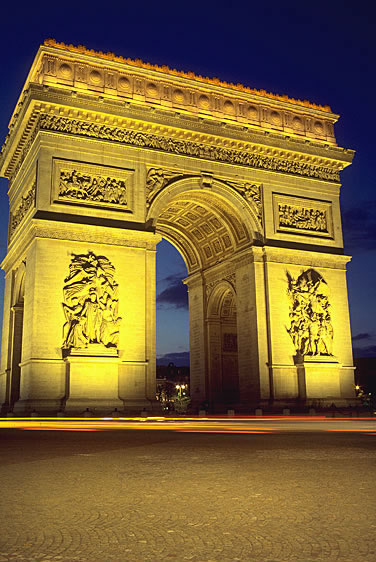 Der Pariser Triumphbogen auf der Place de l'Etoile am Ende der Champs Elysées. Er gehört neben dem Eiffelturm zu dem Wahrzeichen von Paris