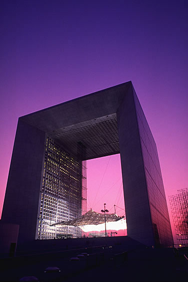 Die Grande Arche ist ein modernes Bauwerk in Form eines Triumphbogens in La Défense. Die Grande Arche wird im Dach auch als Büro genutzt