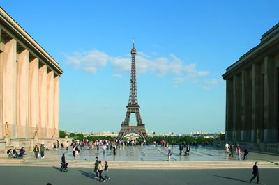 Der Eiffelturm ist 324 Meter hoch. Zu finden ist der Eiffelturm nahe dem Ufer der Seine im 7. Arrondissement 